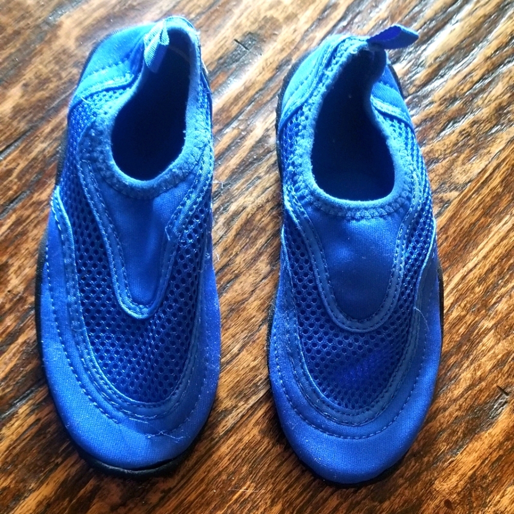 Kids closed toe water shoes size small (11-12)